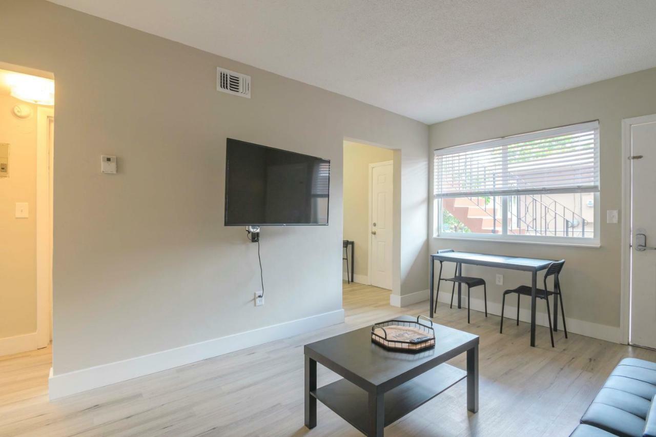 Modern 2BR Apartment in Midtown-Wynwood Miami Buitenkant foto